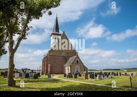 Texel, Niederlande. August 2021. Die alte Kirche mit Friedhof in Den Hoorn auf der Insel Texel, Holland. Stockfoto