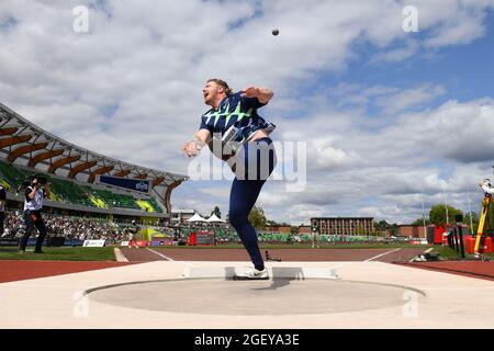 Ryan Crouser (USA) gewinnt den Schuss mit einem Wurf von 75-11 1/2 (23,15 m) beim 46. Prefontaine Classic, Samstag, 21. August 2021, in Eugene, Ore. Stockfoto