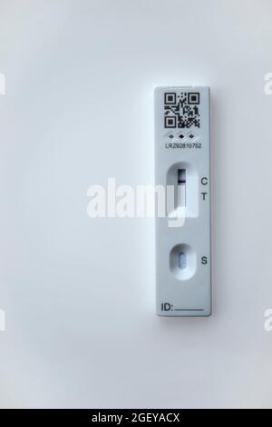 Negativer Schnellantigen-Covid-19-Selbsttest Stockfoto