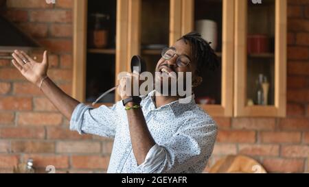 Glücklich aufgeregt afrikanischen Hipster Kerl mit Spaß in der Küche Stockfoto