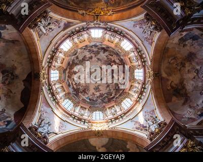 Innenraum Kuppel der barocken St. Nikolaus Kirche auf der Kleinseite oder Mala Strana von Prag, Tschechien oder Kostel Svateho Mikulase, Fest Stockfoto