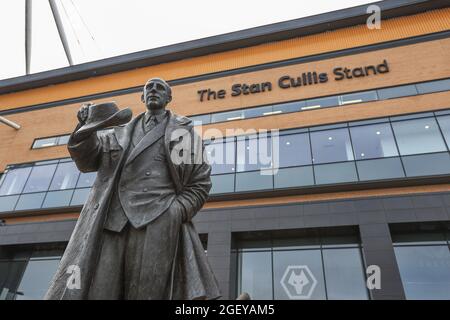 Die Statue von Stan Cullis und der Stand auf Molineux Stockfoto