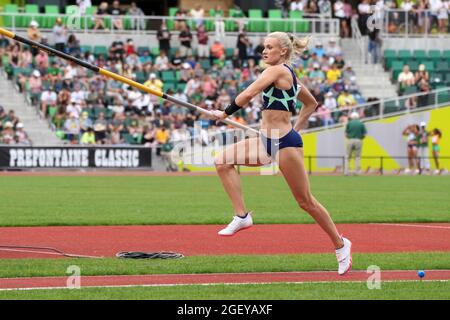 Katie Nageotte (USA) gewinnt den Stabhochsprung der Frauen mit 15-9 3/4 (4,82 m) während des 46. Prefontaine Classic, Samstag, 21. August 2021, in Eugene, Ore. Stockfoto