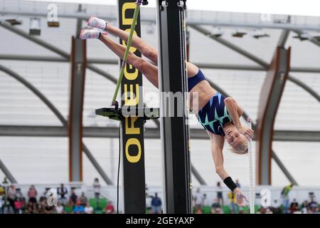 Katie Nageotte (USA) gewinnt den Stabhochsprung der Frauen mit 15-9 3/4 (4,82 m) während des 46. Prefontaine Classic, Samstag, 21. August 2021, in Eugene, Ore. Stockfoto