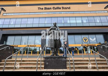 Die Stan Cullis Statue und Stand auf Molineux in Wolverhampton, Vereinigtes Königreich am 8/22/2021. (Foto von Mark Cosgrove/News Images/Sipa USA) Stockfoto