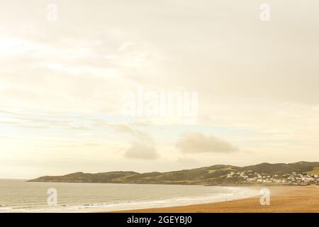 Blick auf den Strand über den Sand mit Küste und Küstenstadt Stockfoto