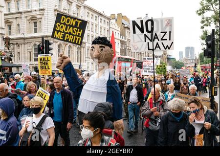 London, Großbritannien. 21. August 2021. „Kill the Bill“-Protest in London gegen das von der Regierung vorgeschlagene Gesetz für Polizei, Verbrechen, Verurteilung und Gerichte. Stockfoto