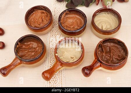 Verschiedene Hummus und Nüsse Dips. Stockfoto