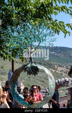 spello, italien august 21 2020:Denkmal eines Olivenbaums, der am Aussichtspunkt von Spello gepflanzt wurde Stockfoto