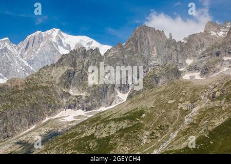 Panoramablick auf die italienischen Alpen von der Seilbahn Skyway Monte Bianco, die von Courmayeur nach Pointe Helbronner, einem Gipfel des Mont Blanc Mas, hinauffährt Stockfoto