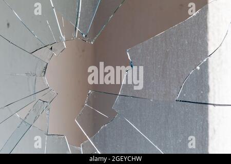 Eine Nahaufnahme eines in Stücke gebrochenen Glases Stockfoto