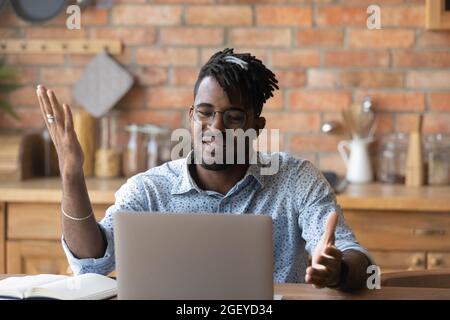 Verärgerte Millennial African Kerl verärgert über Probleme mit Computer Stockfoto