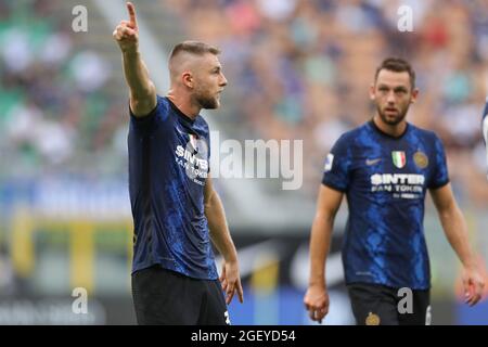 Mailand, Italien, 21. August 2021. Stefan de Vrij vom FC Internazionale sieht zu, wie Mannschaftskollege Milan Skriniar während des Serie-A-Spiels bei Giuseppe Meazza in Mailand reagiert. Bildnachweis sollte lauten: Jonathan Moscrop / Sportimage Stockfoto