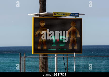 Sydney, Australien. Sonntag, 22. August 2021. Soziale Distanzierung Beschilderung gegenüber Bronte Beach. Der Lockdown von Sydney wurde bis zum 30. September im Großraum Sydney verlängert, da die Zahlen der COVID-19 Delta-Strain-Case-Fälle weiter steigen. Gesichtsmasken sind jetzt im Freien in ganz NSW obligatorisch, es sei denn, sie trainieren. Quelle: Paul Lovelace/Alamy Live News Stockfoto