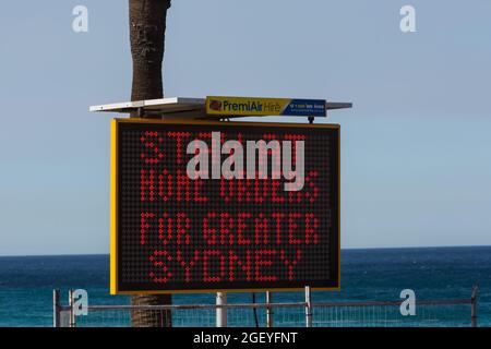 Sydney, Australien. Sonntag, 22. August 2021. Stay at Home Signage gegenüber Bronte Beach. Der Lockdown von Sydney wurde bis zum 30. September im Großraum Sydney verlängert, da die Zahlen der COVID-19 Delta-Strain-Case-Fälle weiter steigen. Gesichtsmasken sind jetzt im Freien in ganz NSW obligatorisch, es sei denn, sie trainieren. Quelle: Paul Lovelace/Alamy Live News Stockfoto