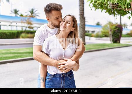 Junge kaukasische Paar von Freund und Freundin mit Spaß im Freien an einem un sonnigen Tag küssen und umarmen in der Liebe Stockfoto