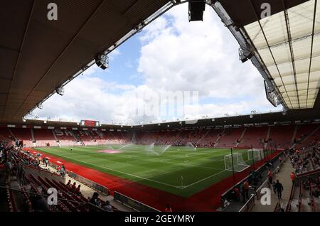 Southampton, Großbritannien. August 2021. Gesamtansicht des Stadions vor dem Spiel der Premier League im St. Mary's Stadium, Southampton. Nur zur redaktionellen Verwendung, Lizenz für kommerzielle Nutzung erforderlich. Keine Verwendung bei Wetten, Spielen oder einer Veröffentlichung in einem Club/einer Liga/einem Spieler. Bildnachweis sollte lauten: Paul Terry/Sportimage Kredit: Sportimage/Alamy Live Nachrichten Kredit: Sportimage/Alamy Live Nachrichten Stockfoto