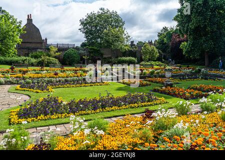 WIMBLEDON LONDON, GROSSBRITANNIEN. 22. August 2021. Die Menschen genießen die farbenfrohe Blumenpracht im Cannizaro Park Wimbledon an einem milden Tag mit sonnigen Ausstrahlungen. Credit amer Ghazzal/Alamy Live News Stockfoto