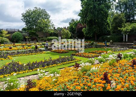 WIMBLEDON LONDON, GROSSBRITANNIEN. 22. August 2021. Die Menschen genießen die farbenfrohe Blumenpracht im Cannizaro Park Wimbledon an einem milden Tag mit sonnigen Ausstrahlungen. Credit amer Ghazzal/Alamy Live News Stockfoto