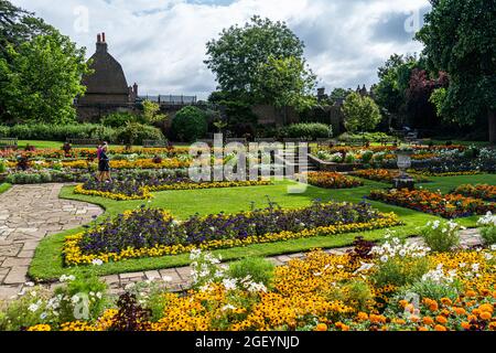 WIMBLEDON LONDON, GROSSBRITANNIEN. 22. August 2021. Die Menschen genießen die farbenfrohe Blumenpracht im Cannizaro Park Wimbledon an einem milden Tag mit sonnigen Ausstrahlungen. Credit amer Ghazzal/Alamy Live News Stockfoto