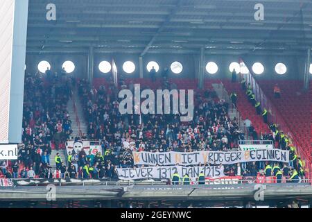 ENSCHEDE, NIEDERLANDE - 22. AUGUST: Fans und Fans von Ajax mit einem Banner gegen den frühen Spielbeginn während des niederländischen Eredivisie-Spiels zwischen FC Twente und Ajax in der Grolsch Veste am 22. August 2021 in Enschede, Niederlande (Foto: Peter Lous/Orange Picts) Stockfoto