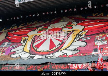 ENSCHEDE, NIEDERLANDE - 22. AUGUST: Riesiges Banner von Fans und Fans des FC Twente und vak-p während des niederländischen Eredivisie-Spiels zwischen FC Twente und Ajax in der Grolsch Veste am 22. August 2021 in Enschede, Niederlande (Foto: Peter Lous/Orange Picts) Stockfoto