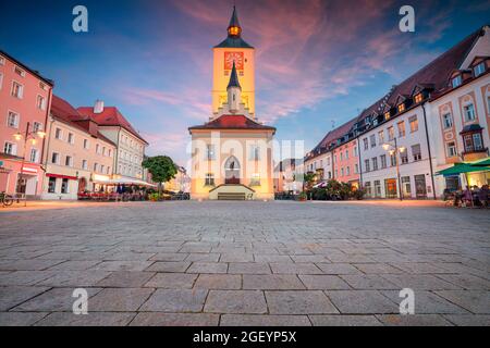 Deggendorf, Deutschland. Stadtbild der Innenstadt von Deggendorf, Bayern, Deutschland bei Sonnenuntergang. Stockfoto