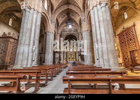 Avila, Spanien - 9. September 2017: Im Inneren der Kirche des heiligen Petrus in Avila, Spanien. Die Kirche von San Pedro ist ein romanischer Tempel im Spa Stockfoto