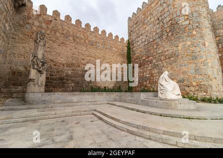 Avila, Spanien - 9. September 2017: Santa Teresa de Jesús berühmte Skulptur in der Innenstadt von Ávila. Stockfoto