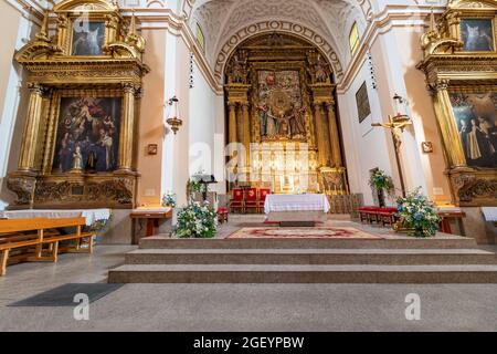 Avila, Spanien - 9. September 2017: Hauptaltar und Altarbild der Kirche - Kloster Santa Teresa. Gebäude in der Geburtsstadt gebaut, gewidmet Th Stockfoto