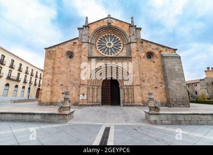 Blick auf die Kirche St. Peter in Avila, Spanien. Die Kirche San Pedro ist ein romanischer Tempel in der spanischen Stadt Ávila. Es wurde als A erklärt Stockfoto