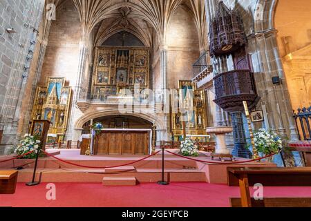 Avila, Spanien - 9. September 2017: Hauptaltar des Königlichen Klosters St. Thomas oder Real Monasterio de Santo Tomas in Avila Spanien, Begräbnisstätte von Do Stockfoto