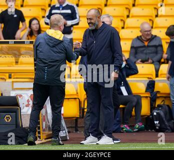 Wolverhampton, Großbritannien. August 2021. Nuno-Manager von Tottenham wird während des Premier League-Spiels in Molineux, Wolverhampton, in seinem ehemaligen Club herzlich willkommen geheißen. Nur zur redaktionellen Verwendung, Lizenz für kommerzielle Nutzung erforderlich. Keine Verwendung bei Wetten, Spielen oder einer Veröffentlichung in einem Club/einer Liga/einem Spieler. Bildnachweis sollte lauten: Andrew Yates/Sportimage Kredit: Sportimage/Alamy Live News Stockfoto