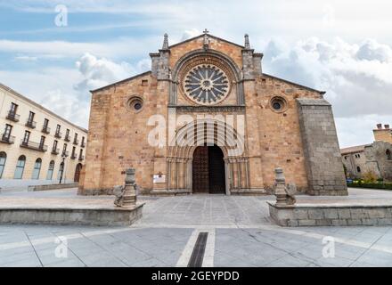 Blick auf die Kirche St. Peter in Avila, Spanien. Die Kirche San Pedro ist ein romanischer Tempel in der spanischen Stadt Ávila. Es wurde als A erklärt Stockfoto