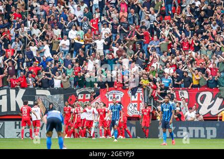 ENSCHEDE, NIEDERLANDE - 22. AUGUST: Robin Propper des FC Twente feiert, nachdem er beim niederländischen Eredivisie-Spiel zwischen dem FC Twente und Ajax am 22. August 2021 in Enschede, Niederlande, mit den Fans und Fans des FC Twente das erste Tor erzielt hat (Foto: Peter Lous/Orange Picts) Stockfoto