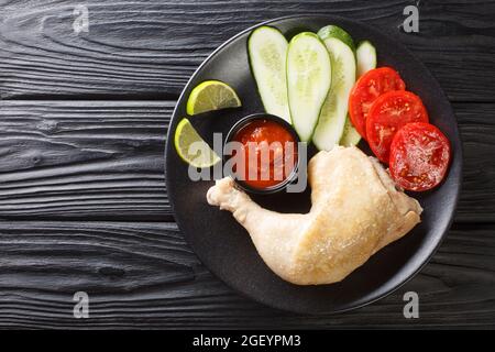 Ayam POP ist ein traditionelles indonesisches Gericht, das aus einer Kombination von Huhn, Butter, Knoblauch, Kokosmilch und Gewürzen in der Nahaufnahme auf dem Teller zubereitet wird Stockfoto