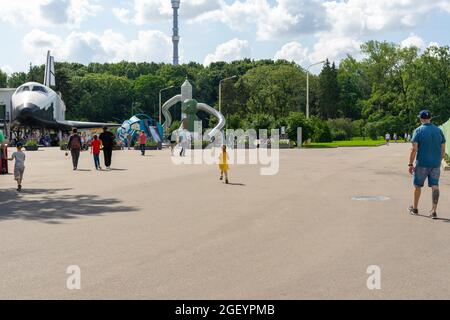 08.14.2021 Moskau, Russische Föderation, die Menschen spazieren durch die Gassen des Allrussischen Ausstellungszentrums Stockfoto