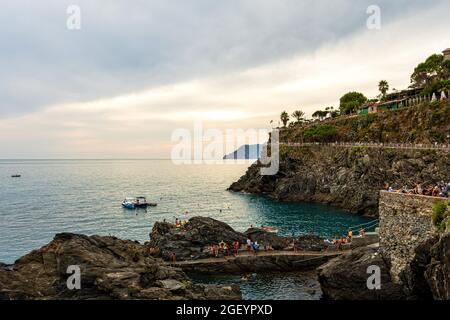 Blick vom Cinque Terre Dorf Manarola auf den Küstenwanderweg entlang der Klippen, Italien Stockfoto