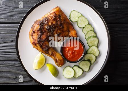 Ayam Bakar Indonesisches gegrilltes Huhn in Nahaufnahme auf dem Teller auf dem Tisch. Horizontale Draufsicht von oben Stockfoto