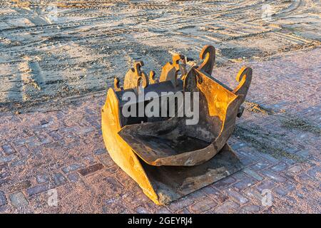 Zwei separate Schaufeleimer aus einer Schaufel auf einer Baustelle Stockfoto