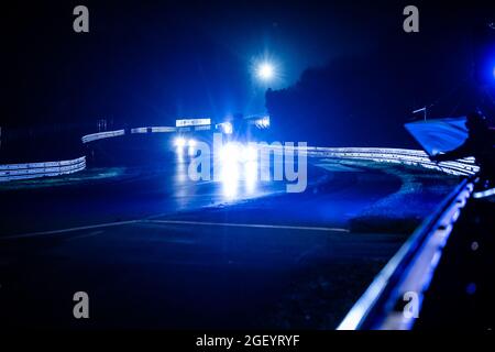 Le Mans, Frankreich. 22. Aug, 2021. Ambiente blaue Flagge, drapeau bleu in der Nacht bei den 24 Stunden von Le Mans 2021, 4. Lauf der FIA-Langstrecken-Weltmeisterschaft 2021, FIA WEC, auf dem Circuit de la Sarthe, vom 21. Bis 22. August 2021 in Le Mans, Frankreich - Photo Germain Hazard/DPPI Credit: Independent Photo Agency/Alamy Live News Stockfoto