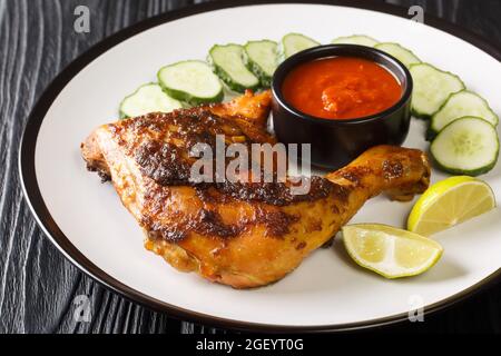 Ayam Bakar ist ein Gericht aus auf Holzkohle gegrilltem Huhn, das in kecap Manis, Kokosöl, Schalotte, Knoblauch, Chili, Koriander, Tamarindensaft, Dose Stockfoto