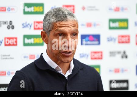 STOKE ON TRENT, GROSSBRITANNIEN. 21. AUGUST Nottingham Forest Manager, Chris Hughton, wurde während des Sky Bet Championship-Spiels zwischen Stoke City und Nottingham Forest am Samstag, 21. August 2021 im bet365 Stadium, Stoke-on-Trent, interviewt. (Kredit: Jon Hobley | MI News) Stockfoto