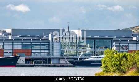 Luxusyacht Triple Seven, vertäut von Ocean Terminal, Leith Docks, Edinburgh, Schottland, Großbritannien Stockfoto