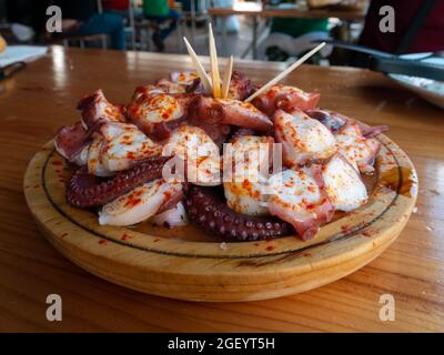 Pulpo a la gallega auf Spanisch bedeutet Tintenfisch im galizischen Stil oder polbo a feira bedeutet Oktopus im galego, einem traditionellen galizischen Gericht. Stockfoto