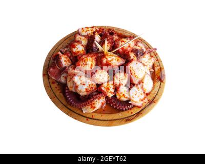 Pulpo a la gallega auf Spanisch bedeutet Tintenfisch im galizischen Stil oder polbo a feira bedeutet Oktopus im galego-Stil. Isoliert auf Weiß. Stockfoto