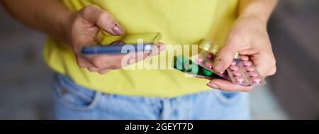Banner der unkenntlichen Frau mit Blisterpackung mit Pillen und Smartphone in der Hand mit Online-Apotheke Geschäft, Kauf Apotheke im Internet, Bestellung mich Stockfoto