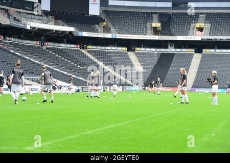 Milton Keynes, Großbritannien. August 2021. Die Spieler wärmen sich während der National League Southern Premier zwischen Milton keynes Dons und bridgewater im Stadium MK-Milton Keynes-England auf.Quelle: SPP Sport Press Foto. /Alamy Live News Stockfoto