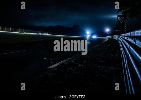 Le Mans, Frankreich. 22. Aug, 2021. Ambiente während der Nacht bei den 24 Stunden von Le Mans 2021, 4. Lauf der FIA-Langstrecken-Weltmeisterschaft 2021, FIA WEC, auf dem Circuit de la Sarthe, vom 21. Bis 22. August 2021 in Le Mans, Frankreich - Photo Germain Hazard/DPPI Kredit: Independent Photo Agency/Alamy Live News Stockfoto