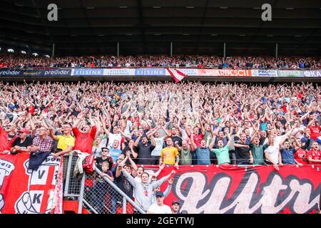 ENSCHEDE, NIEDERLANDE - 22. AUGUST: Fans und Fans des FC Twente bei Vak-P während des niederländischen Eredivisie-Spiels zwischen dem FC Twente und Ajax in Grolsch Veste am 22. August 2021 in Enschede, Niederlande (Foto: Marcel ter Bals/Orange Picles) Stockfoto